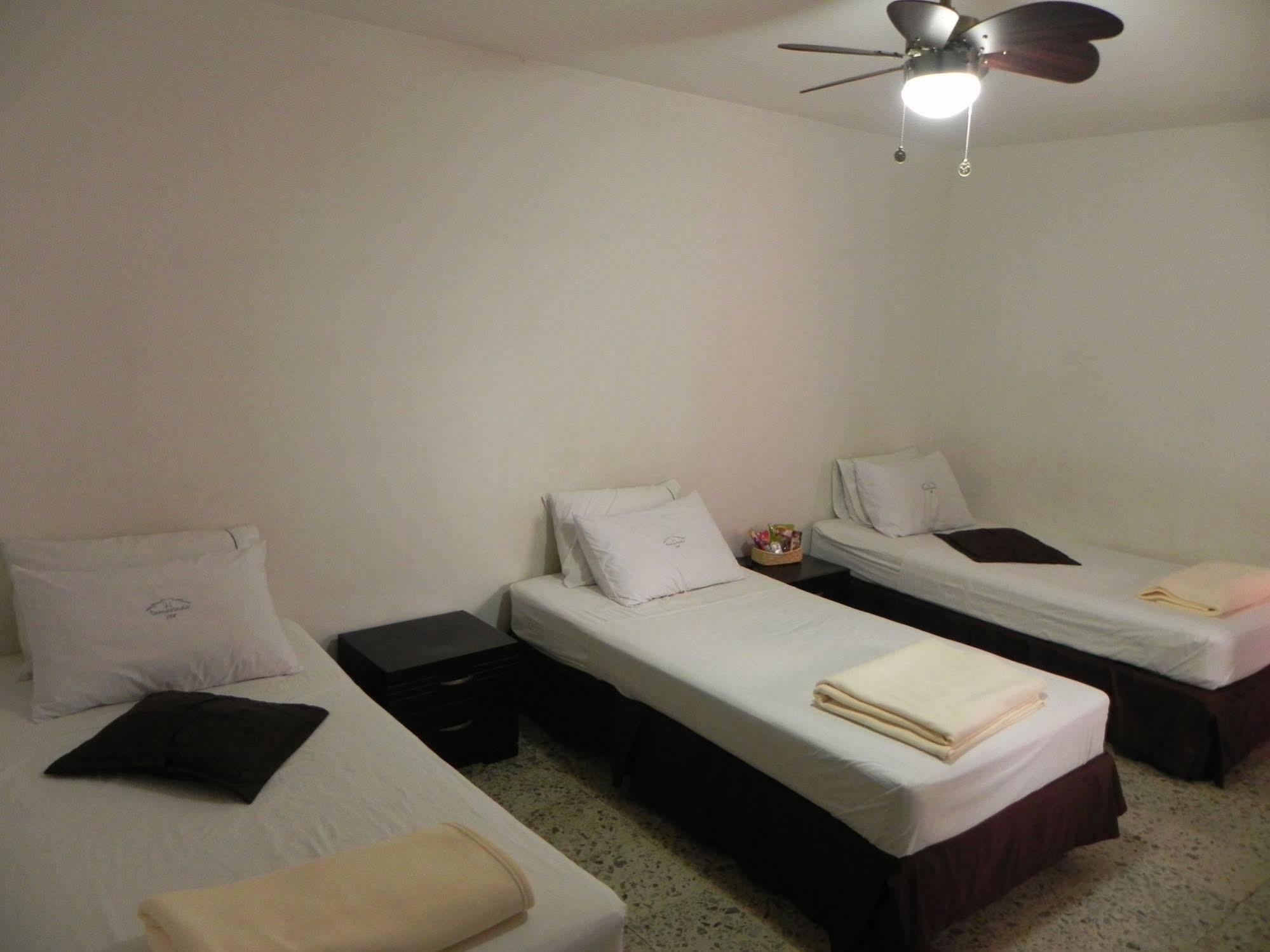 Hostal Tamarindo Inn メデジン エクステリア 写真