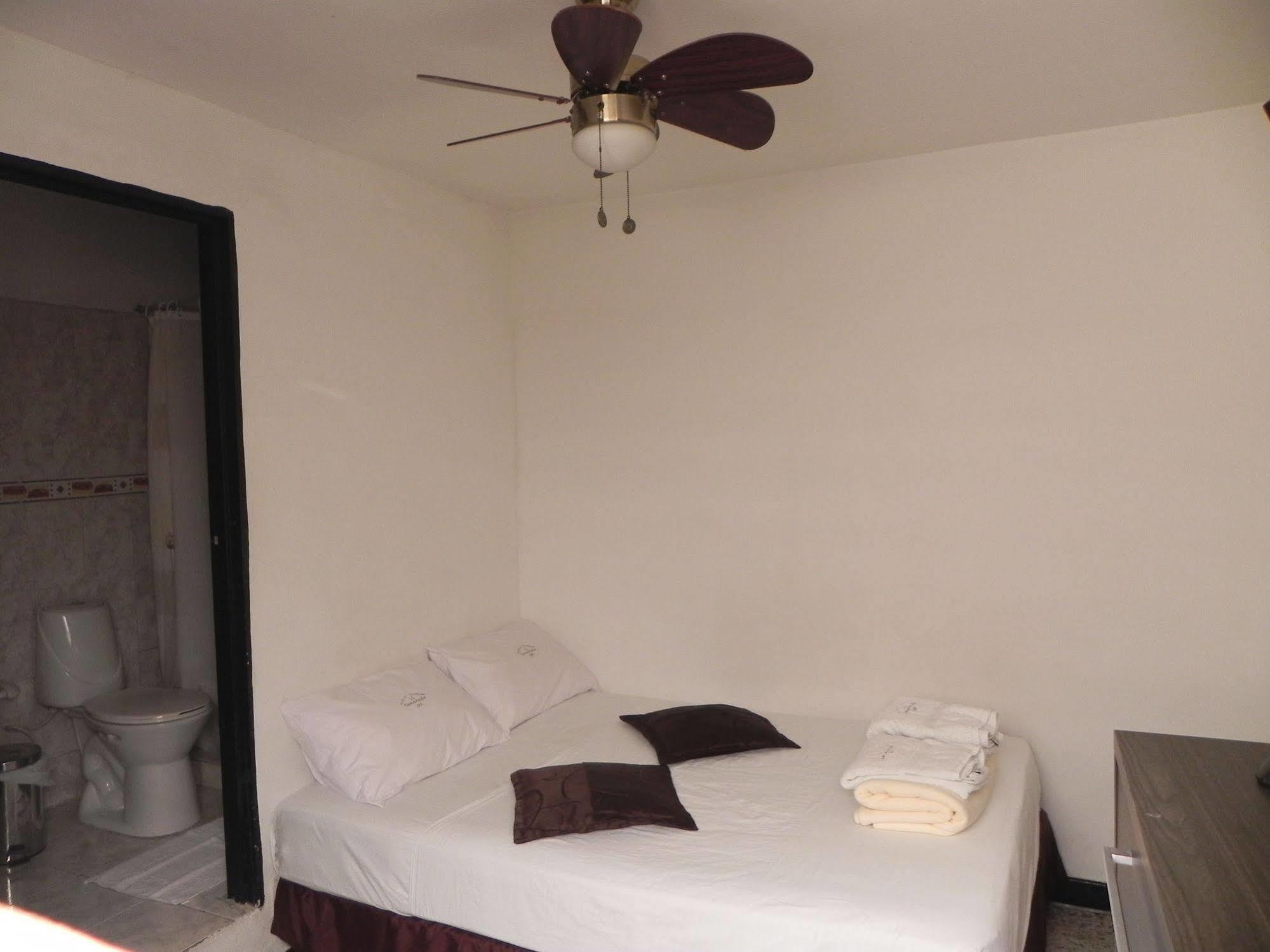 Hostal Tamarindo Inn メデジン エクステリア 写真